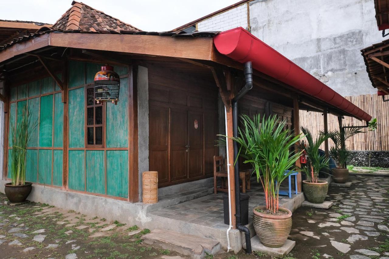 Kampung Lawasan Heritage Cottage Maguwo Exterior photo