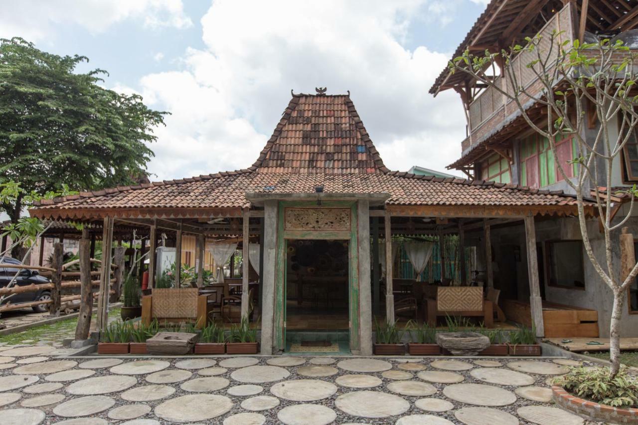 Kampung Lawasan Heritage Cottage Maguwo Exterior photo